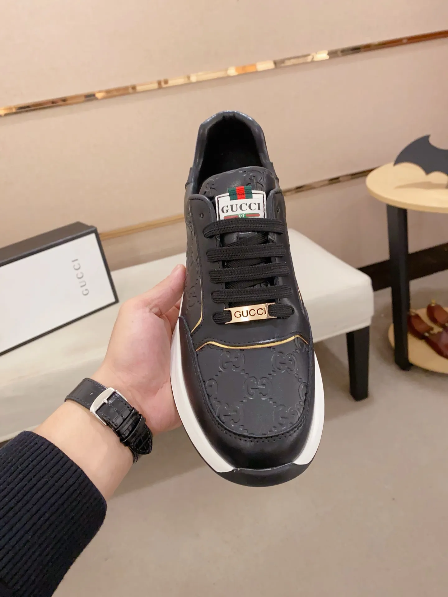 Men's shoes💰 420💰The new GUCCI (Gucci) counters are launched simultaneously. The new men's shoes, 😘fabrics are selected from imported cowhide, and the lining is sheepskin lining. 👍🏿 High-end ☄️ air-cushion molded anti-slip rubber outsole, exquisite lines, simple and elegant, comfortable and high-end for leisure travel. Code number: 38 to 44 (45 can be customized and cannot be returned or exchanged)